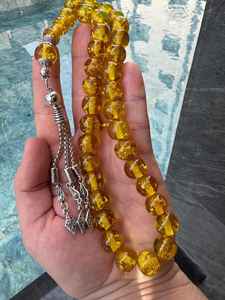 Tasbih de resina con copos dorados y cuentas brillantes, hecho a mano para un conteo de oraciones suave, que añade elegancia al zikr diario. - Product Image 6