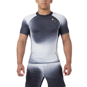 เสื้อยืดออกกำลังกายผู้ชายแบบไล่เฉดสี รับผลิตตามสั่ง (OEM) แบรนด์ส่วนตัว เสื้อยืดฟิตเนส แห้งเร็ว ชุดกีฬา ชุดออกกำลังกาย ผู้ผลิต - Product Image 1