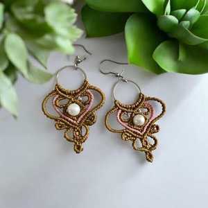 Boucles d'oreilles pendantes hexagonales faites à la main en perles blanches, oranges et vertes pour femmes - Product Image 2