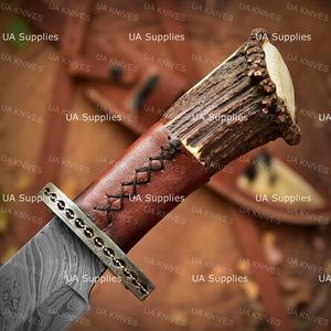 มีดทำมือ OEM ขนาด 17 นิ้ว ใบมีดเหล็กดามัสกัสแบบ Fixed Blade ปลายแหลม สำหรับงานอุตสาหกรรม เกรดสำหรับเอาตัวรอดและการล่าสัตว์ ด้ามทำจากเขาสัตว์ พร้อมปลอกหนัง - Product Image 3