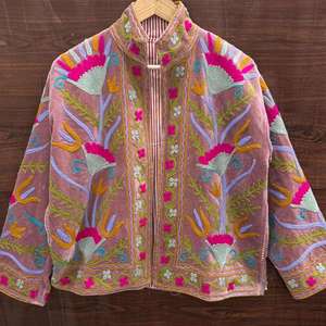 Veste Suzani en velours rose brodée à la main avec col montant, motif floral bohème, manches longues, vêtements d'extérieur pour femmes, printemps - Product Image 1