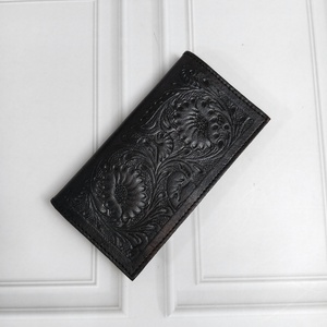 Cartera de Mano de Cuero Genuino Hecha a Mano, Anti-Robo, Estilo Indio, para Mujer, con Patrón Floral y Cierre de Botón - Product Image 1