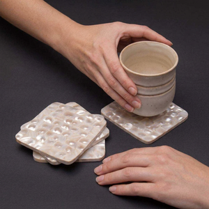 Sous-verres en bois de noyer avec incrustations de nacre et d'os, faits à la main, de luxe, écologiques et personnalisables - Product Image 1