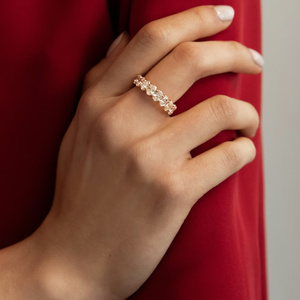 Anillo de Eternidad Ovalado con Diamantes Cultivados en Laboratorio y Engaste Clásico de Puntas - Product Image 5