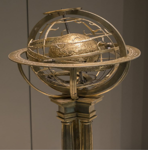 Esfera armilar antigua de latón con globo celeste dorado en su interior, sobre pedestal, disponible a precios de mayorista. - Product Image 1