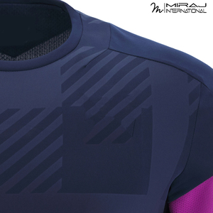 Camiseta Deportiva Premium Color Azul Marino Oscuro con Patrón a Cuadros Tonales y Detalles de Rayas Rosas, OEM ODM, Secado Rápido, Estilo Rugby - Product Image 5