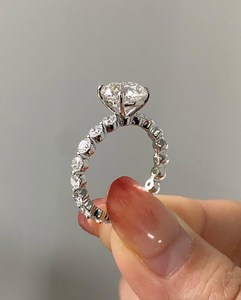 Bague Solitaire Flottante en Moissanite Ronde 1 Carat avec Bande Éternité en Argent 925 Original – Cadeau d'Anniversaire ou de Fête pour Partenaire - Product Image 3
