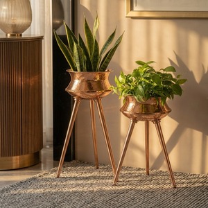 Jardinières modernes du milieu du siècle en cuivre, faites à la main, sur trépied, ensemble de vases décoratifs d'intérieur - Product Image 3