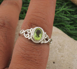 Anillo de Plata de Ley 925 con Peridoto Natural Hecho a Mano, Engaste en Bisel, Gema Verde Artesanal, Texturizado Único para Boda o Fiesta - Product Image 2