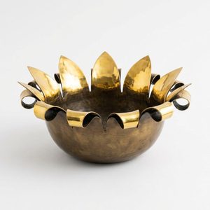 Bol décoratif en laiton antique fait main WB Inc India, 22 cm, bord découpé en forme de douze pétales de Gulmohar, pour la décoration de la maison, les hôtels et les mariages - Product Image 1