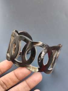 Brazalete de Moda Hecho a Mano con Diseño Único de Cuerno de Vaca Natural con Patrón Animal para Mujer - Product Image 2