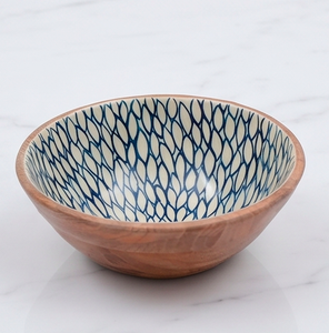 Bol en bois Japandi avec motif géométrique bleu, artisanat en acacia, plat de service pour salade, pour utilisation sur la table - Product Image 1