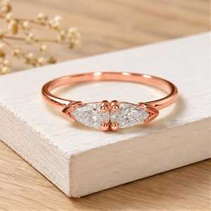 Bague de fiançailles en or massif 10K 14K 18K avec 2 diamants de laboratoire taille brillant poire, couleur classique, pureté E, VVS - Product Image 1