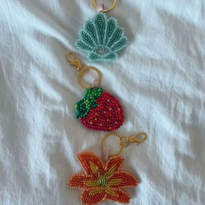 Llavero de cuentas de vidrio con diseño de fresa roja, concha marina y flor naranja, hecho a mano, colgante para bolso, con cierre dorado, soporte para llaves de coche - Product Image 1