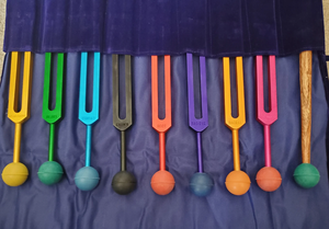 Juego de diapasones de chakra de colores sin peso |   Set de 8 que incluye Soul Purpose |   Con pelotas de goma y mazo incluidos.. - Product Image 3