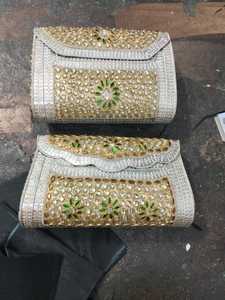 Pochette de créateur glamour en nacre naturelle avec chaîne métallique amovible et incrustation haut de gamme - Product Image 1
