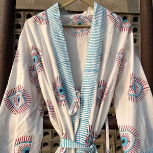 Kimono de plage imprimé à la main pour festival, robe longue ouverte sur le devant, cache-maillot de bain graphique, tenue de plage ethnique bohème pour femme - Product Image 1