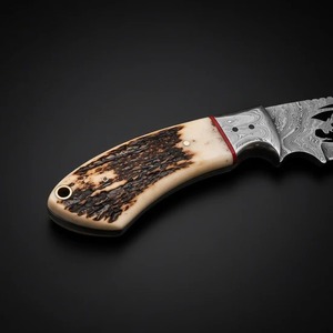 Cuchillo de caza hecho a mano con hoja de acero de Damasco y diseño de ciervo, mango de asta de ciervo y funda de cuero - Product Image 6
