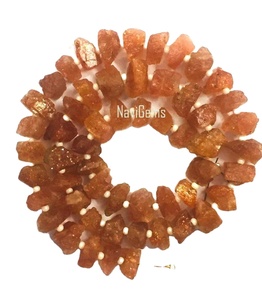 Pierre de soleil naturelle véritable de forme irrégulière, Center percé, non traité, paillettes, pierres précieuses rugueuses, fabrication de bijoux, vente en gros - Product Image 1