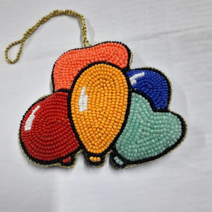 Breloques de sac brodées à la main en perles de rocaille pour femmes – Accessoires élégants en perles de rocaille - Product Image 1