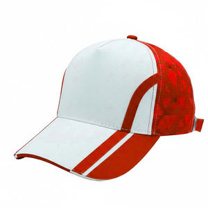 Casquette de baseball personnalisée en tissu blanc et rouge avec impression par sublimation, style sportif urbain, design triangulaire moderne à 6 panneaux, vente en gros - Product Image 1