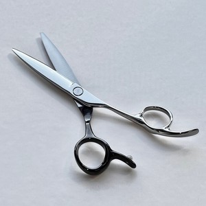 Tijeras de pelo liso profesionales japonesas de 6 pulgadas con hoja de titanio de acero inoxidable VG10, punta afilada curvada para uso en corte de pelo de salón - Product Image 6