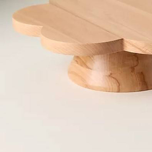 Esta base de madera para tartas presenta un encantador diseño en forma de flor, creando un pieza decorativa impresionante para cualquier hogar o mesa. - Product Image 6