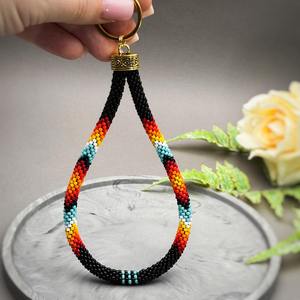 Porte-clés de poignet tendance fait main pour femme, orné de perles, motifs noir, rouge, orange, jaune, turquoise, blanc, avec anneau doré, pour usage quotidien - Product Image 4