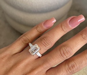 Bague à trois pierres en diamant taille émeraude de 5,50 carats _ Certifiée IGI D-VVS2 Émeraude & Baguette _ Or rose 18 carats - Product Image 6