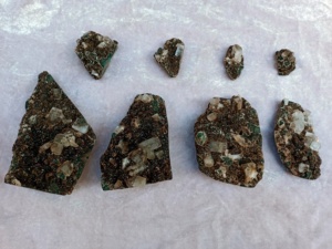 เฮอแลนไดต์สีเขียวธรรมชาติสวยงาม พร้อมแร่สติลบิท ชุดสะสมคริสตัลพรีเมียม สำหรับตกแต่ง โชว์ หรือเป็นของขวัญเพื่อสุขภาพ - Product Image 2