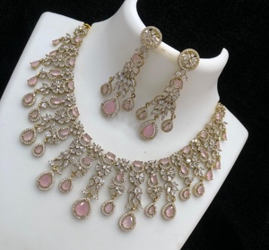 Juego de Collar y Aretes de Lujo en Latón Chapado en Oro Mate con Circonitas, para Mujeres y Niñas, Colección para Fiestas y Bodas - Product Image 4