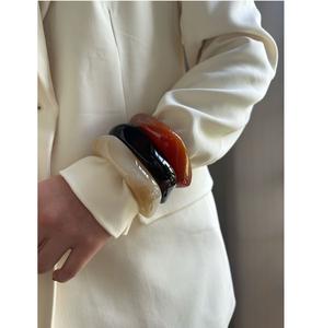 Bracelets élégants en résine pour femmes, légers, imperméables, bijoux au design moderne pour un usage quotidien, cadeau d'affaires, meilleure qualité - Product Image 1