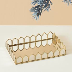 Bandeja Decorativa Rectangular de Vidrio Chapada en Oro con Asa, Estilo Glam, para Almacenamiento de Cosméticos - Product Image 3