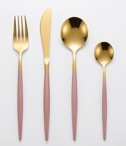 Ensemble de couverts modernes plaqués or avec poignées roses, compatibles lave-vaisselle, pour mariage et repas sur table - Product Image 1