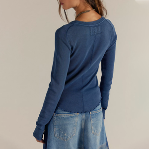 Camiseta de Manga Larga Ajustada de Algodón Waffle de Alta Calidad y Sostenible para Mujer, Camiseta Henley Ecológica para Mujer - Product Image 2