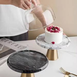Support à gâteau rond en marbre avec base dorée, plateau de service réutilisable pour desserts et pâtisseries - Product Image 1