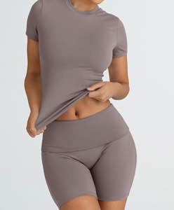 Conjunto de dos piezas para mujer, informal, bordado, de color sólido, de secado rápido, transpirable, de algodón, para fitness, camiseta y pantalones cortos. - Product Image 1