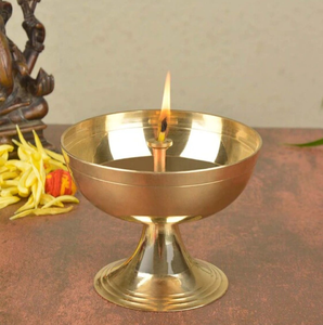 Support de lampe à huile Akhand Jyoti Diya en laiton avec base en verre sculpté pour la maison ou le temple, disponible à prix de gros. - Product Image 4