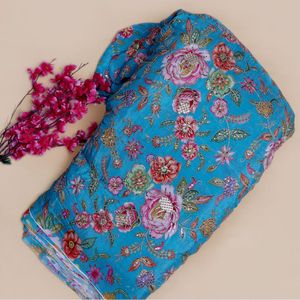 Tissu en crêpe naturel bleu aqua brodé de fleurs avec des paillettes, motif botanique Paisley, pour vêtements de plage, vêtements pour femmes et couture - Product Image 2