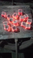 Briquettes de qualité supérieure fabriquées à partir de charbon de coque de noix de coco pour la consommation de chicha.