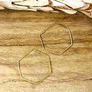 Nouvelles Boucles d'Oreilles Créoles Hexagonales Minimalistes 2026 – Bijoux Modernes en Laiton Plaqué Or 18 carats pour Hommes – Polygone Géométrique – Vente en Gros OEM - Product Image 3