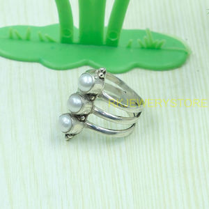 Anillo de Plata de Ley 925 Hecho a Mano con Tres Perlas, Anillo Minimalista con Perlas, Estilo Vintage para Mujer, Joyería de Perlas de Agua Dulce, Regalo - Product Image 3