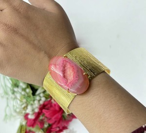 กำไลข้อมือทำมือสีชมพูประดับคริสตัลแบบหนา ชุบทอง ดีไซน์โบฮีเมียน ของขวัญคริสเตียนสำหรับทุกเพศ - Product Image 4