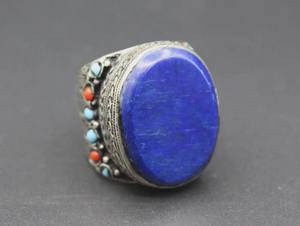 Anillo tribal afgano con forma de lágrima, con incrustaciones de mosaico de esmalte colorido, grabados tribales geométricos y firma. - Product Image 3