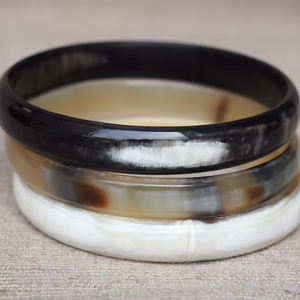 Ensemble de bracelets en corne de buffle polie avec bracelets en corne foncée sertis de diamants pour mariage, provenant d'Inde, par Perfect Enterprises - Product Image 1