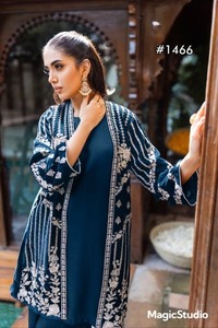 Elegante diseñador indio ropa de fiesta túnica de terciopelo encogimiento de hombros trabajo hecho a mano mangas bordadas emparejado pantalones de seda romana traje de vestir - Product Image 5