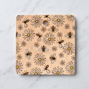 Planche à découper rectangulaire en bois avec imprimé floral décoratif abeille et marguerite sur fond pêche - Product Image 1