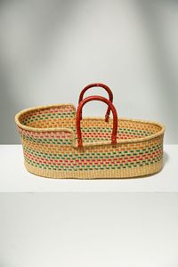 Cesta de cambio artesanal de hierba marina con rayas multicolor, combinada con cesta de cambio para niños de ratán y asas marrones para mesas - Product Image 3