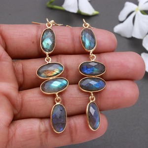 Boucles d'oreilles pendantes en argent plaqué or 18 carats avec serti clos en labradorite bleue, style bohème, bijoux pour femmes à porter au quotidien - Product Image 3