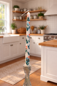 Améliorez votre espace de vie avec cette élégante bougie conique florale peinte à la main, conçue pour apporter du charme et de la chaleur. - Product Image 3